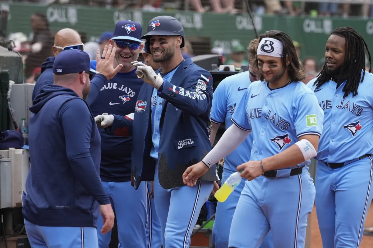 Toronto Blue Jays' Kevin Kiermaier (C) celebrates with teammates at the dugout after hitting a solo home run against the Oakland Athletics during the fifth inning of a baseball game in Oakland, Calif. , on June 8, 2024. (Godofredo A. Vásquez/AP Photo)