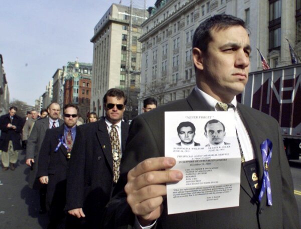 Ap24159782427572- Fbi Agents Protesting Clemency For Leonard Peltier