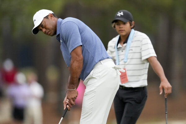 Tiger Woods practices