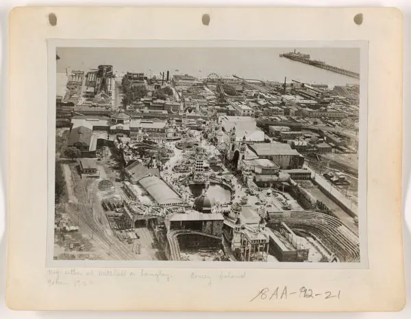 Coney Island in 1920. (Publci Domain)