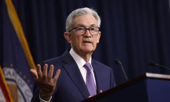 Fed: Jobs Market Is Weakening; United Plane Loses Wheel on Takeoff | Business Matters (July 9)