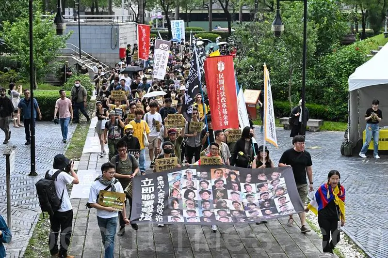 On June 9, 2024, about 600 people representing organizations of Hongkongers in Taiwan, as well as local Taiwanese groups, gathered at the Liberty Square archway and marched along the streets of Taipei City. The theme this year is "Freedom June," hoping to extend the connotation of the June 2019 "anti-extradition" movement to another level. (Sung Pi-lung/The Epoch Times)