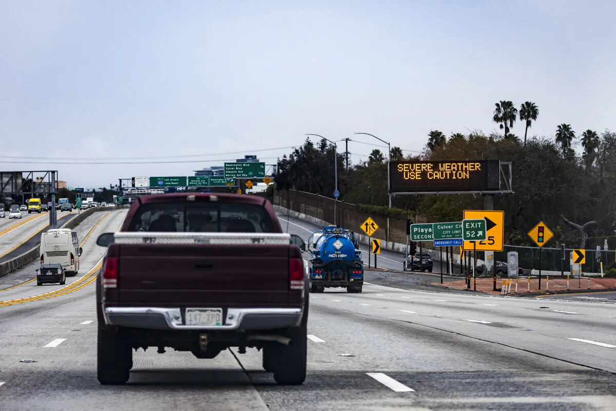 Vehicles travel along Interstate 405 during a gap in a rainstorm in Los Angeles on Feb. 6, 2024. (John Fredricks/The Epoch Times)