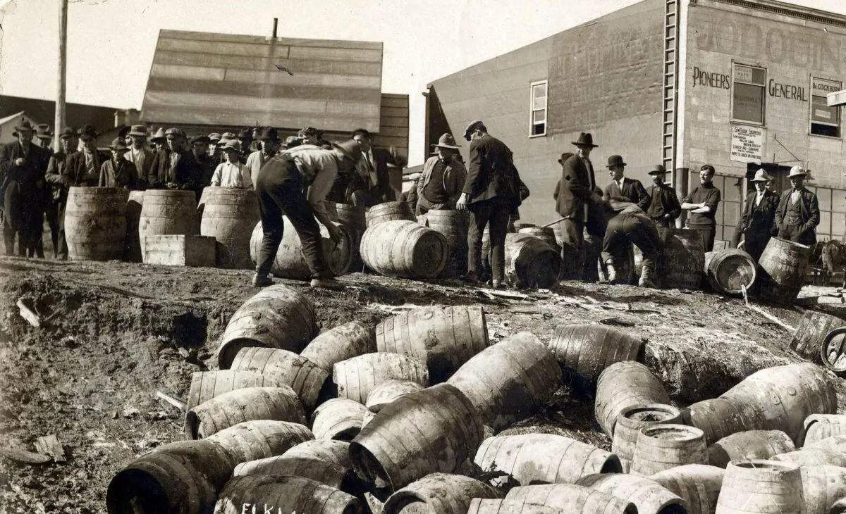 Police confiscate illegal alcohol in Elk Lake, Ont., in 1925. (Public Domain)