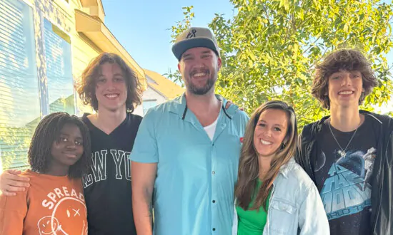Mom of 3 Asks Online If She’s Strict—Here Are Her ‘5 Strictest Rules’ Teens Criticized the Most