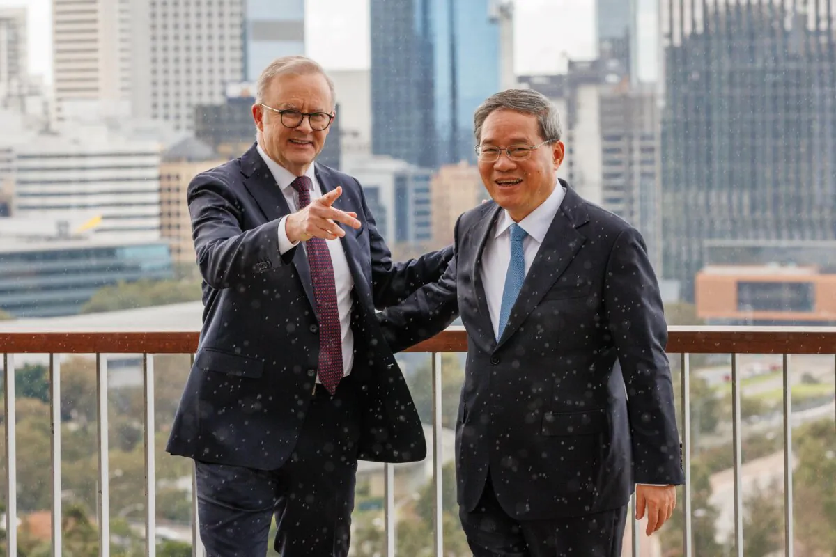 Australian Prime Minister Anthony Albanese and CCP Premier Li Qiang are seen at the Kaarta Gar-up Lookout in Kings Park before an Australia-China CEO Roundtable in Perth, Australia, on June 18, 2024. (AAP Image/Richard Wainwright)