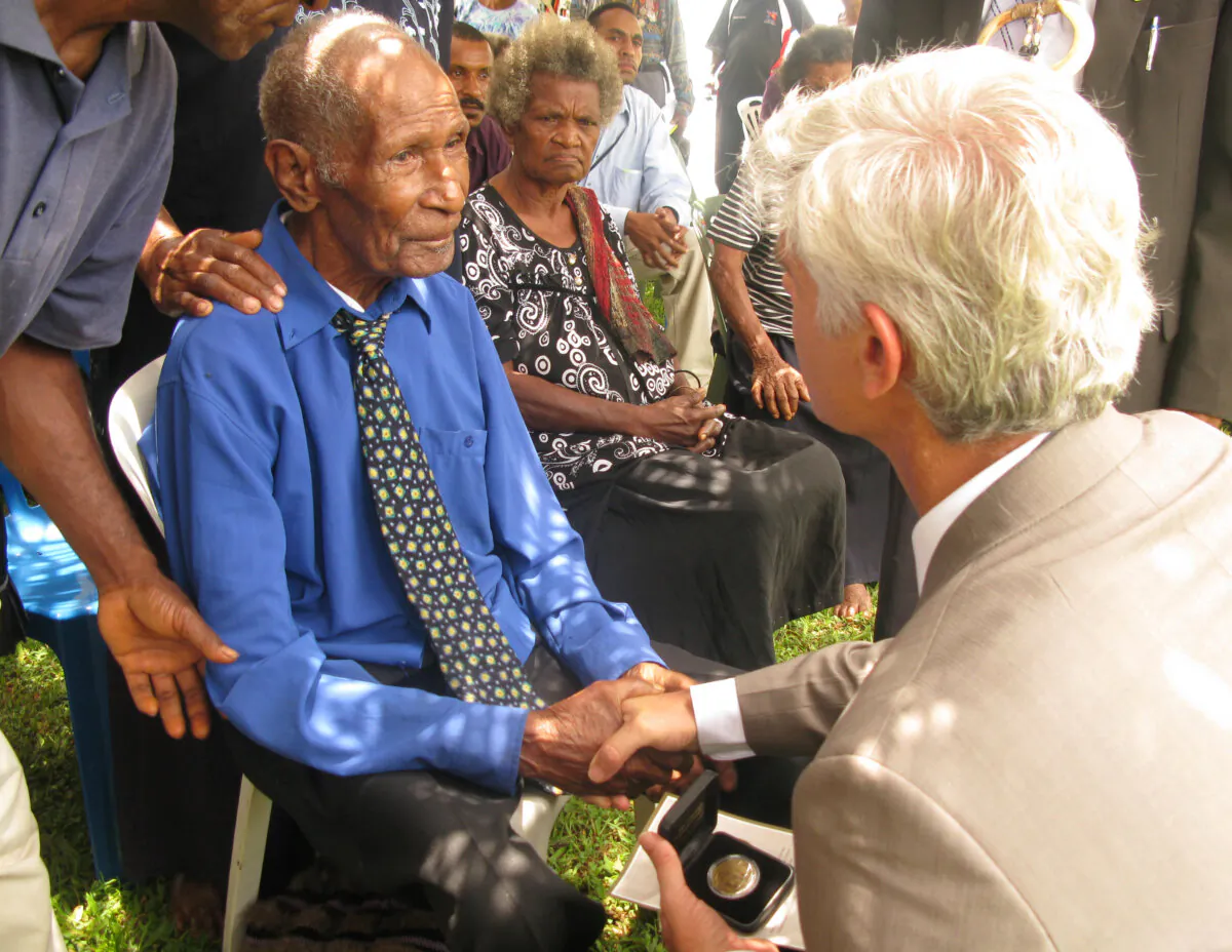 Australian High Commissioner, Ian Kemish AM, presenting a medallion to Edgar Jaupa in Kokoda, Papua New Guinea, on Nov. 3, 2010. (AAP Image/Department of Foreign Affairs and Trade)