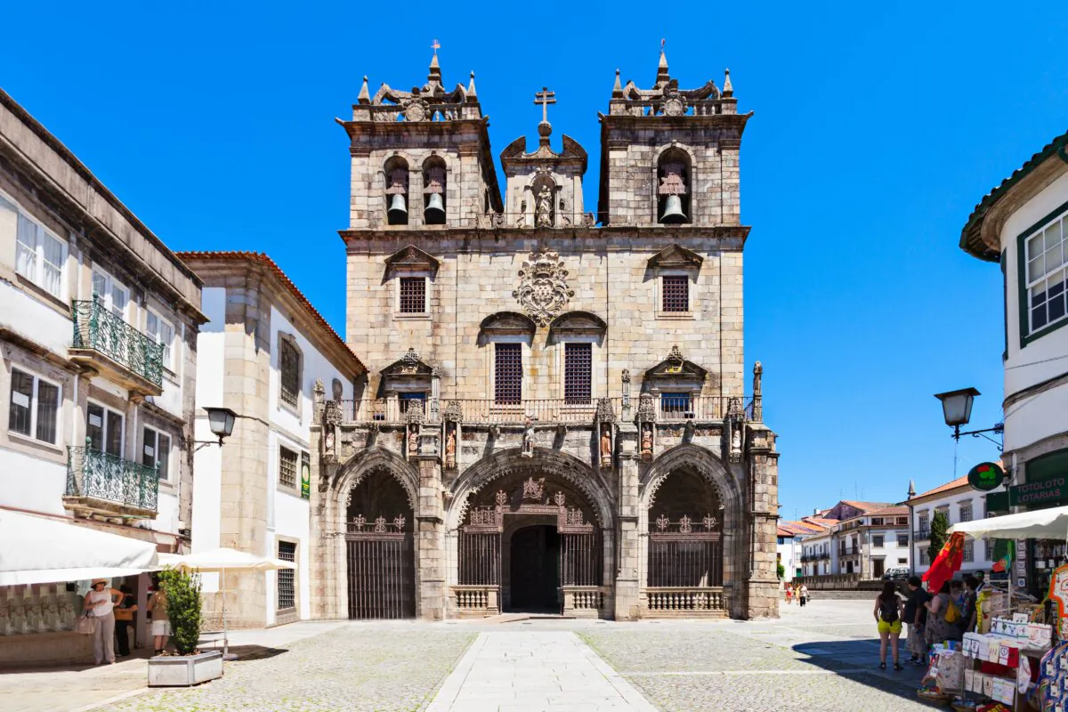 The cathedral’s façade features a blend of Romanesque, Gothic, and Manueline elements, indicative of the various renovation periods since its construction. While the main façade is Romanesque, the bell towers feature Manueline spires, and the archway is Gothic. (saiko3p/Shutterstock)