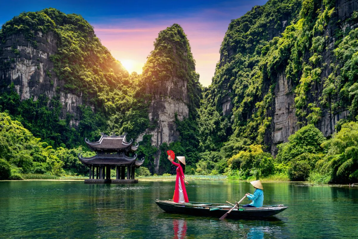 Asian woman wearing Vietnam culture traditional at Trang An, Vietnam. (Shutterstock)