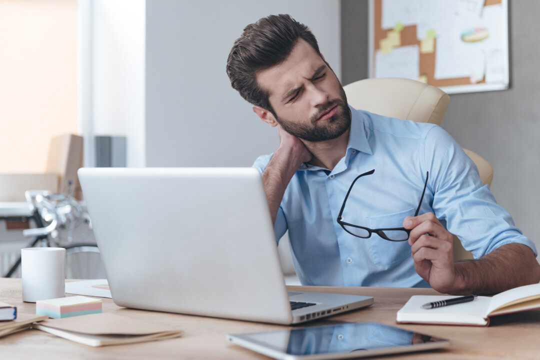 Suffering From Headaches, Back Pain, and Eye Fatigue? Try These Acupoints