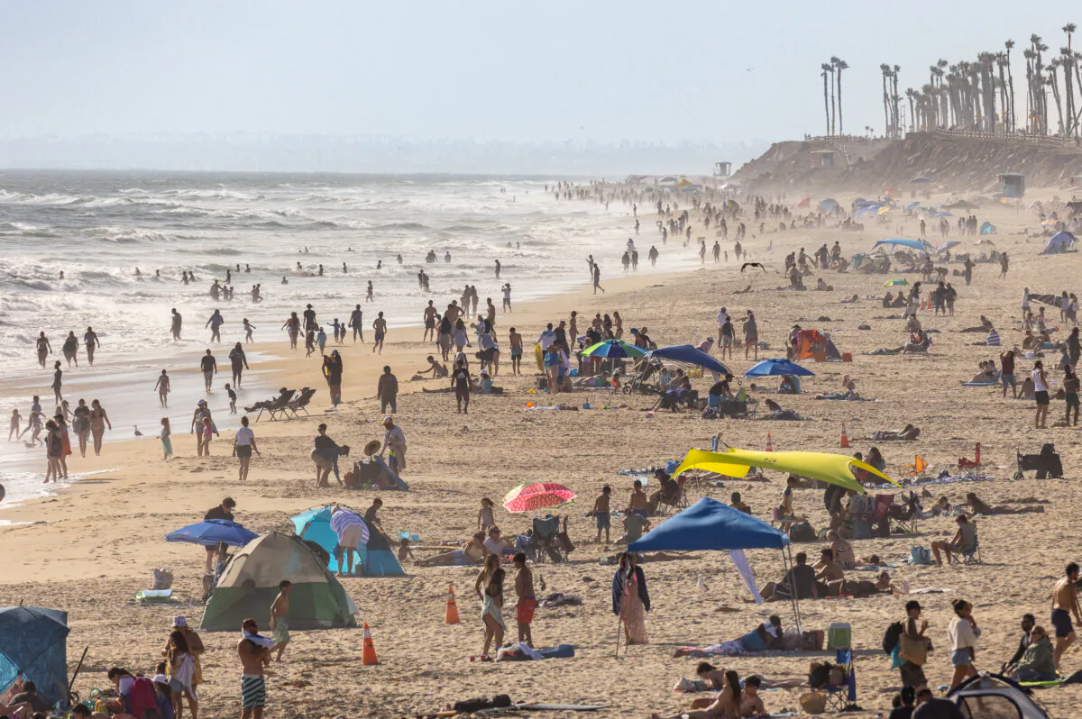 Beachgoers enjoy warmer temperatures in Huntington Beach, Calif., on June 19, 2024. (John Fredricks/The Epoch Times)