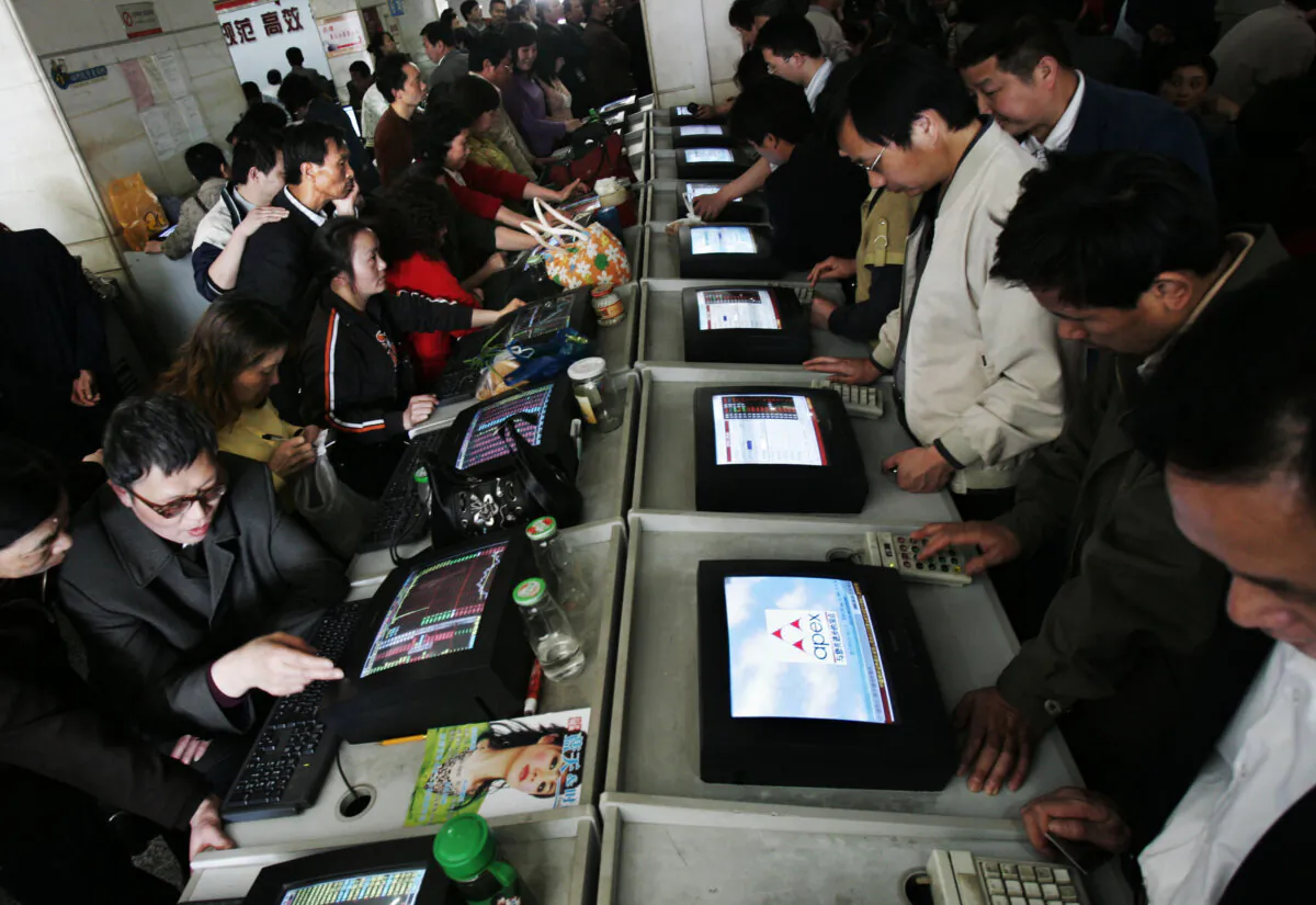 Investors view stock index at a securities company on April 24, 2008 in Wuhan of Hubei Province, China. (China Photos/Getty Images)