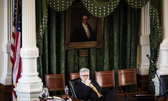 Texas Lt. Governor Vows to Pass Bill Requiring Ten Commandments in Public Schools