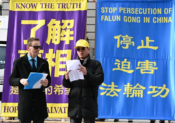 Zhang Heli (R) speaks at a rally held by Falun Gong adherents to expose the Chinese Communist Party’s 25-year brutal persecution campaign against the practice, in New Zealand on June 22, 2024. (Zhao Kai/The Epoch Times)
