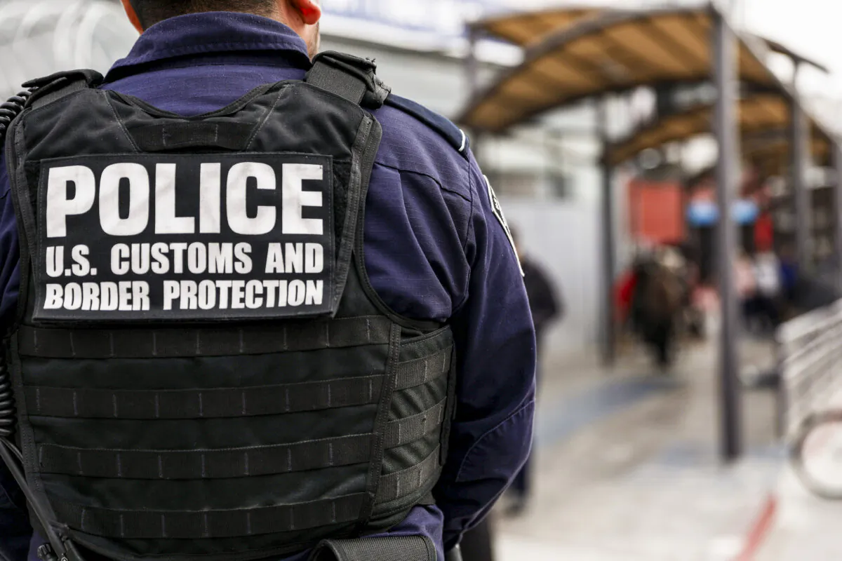 Customs agents check pedestrians as they leave Mexico in Tijuana on Nov. 19, 2018. (Charlotte Cuthbertson/The Epoch Times)
