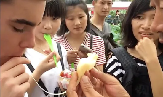 Skilled Beijing Street Vendor Makes Toffee Mousse