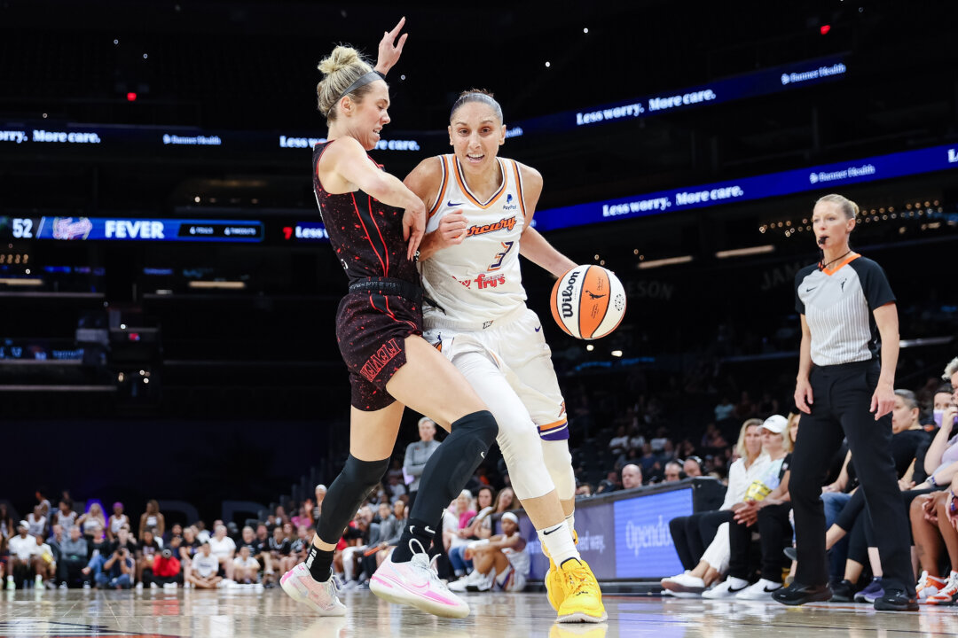 How Caitlin Clark Versus Diana Taurasi Became The WNBA’s Hottest New ...