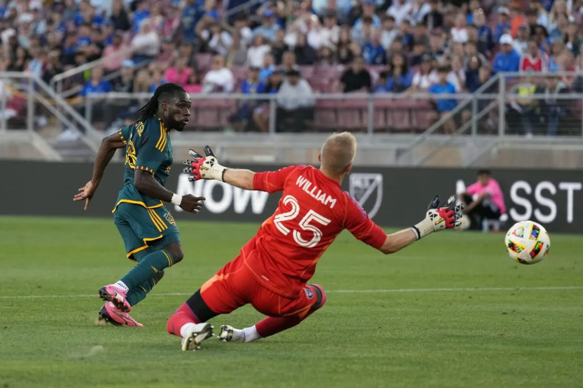 LA Galaxy forward Joseph Paintsil (28) scores a goal against San Jose Earthquakes goalkeeper William Yarbrough (25) in the first half . (Darren Yamashita/USA TODAY Sports via Field Level Media)