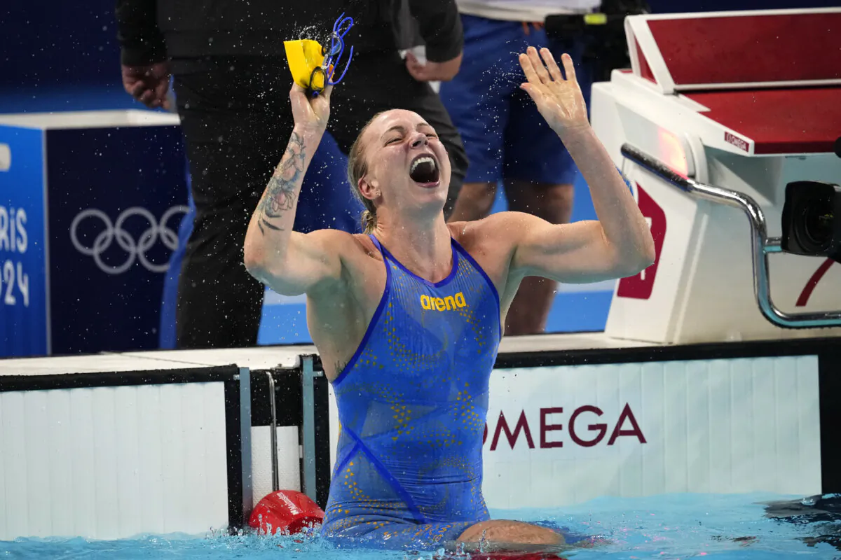 Sarah Sjoestroem, of Sweden, celebrates after winning the women's 100-meter freestyle final at the 2024 Summer Olympics, Wednesday, July 31, 2024, in Nanterre, France. (AP Photo/Petr David Josek)