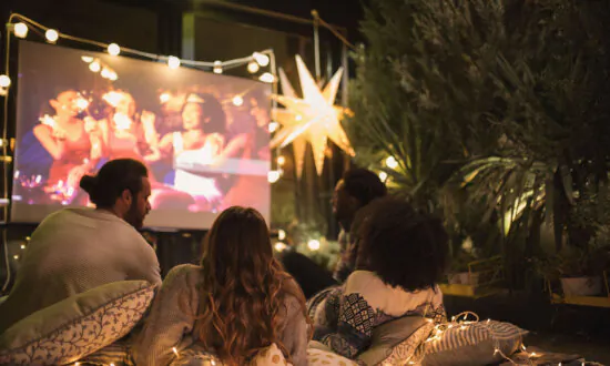 How to Host a Spectacular Backyard Movie Night