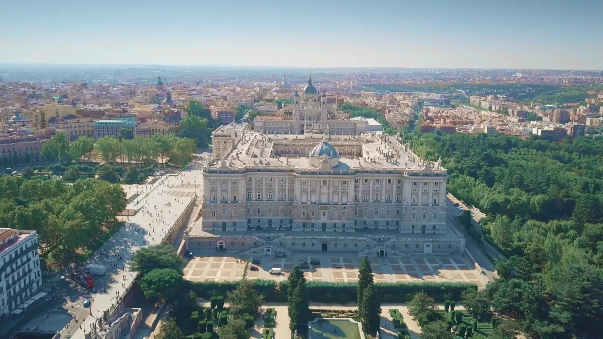 The official residence of the Spanish royal family in Madrid was designed and begun by Italian architect Filippo Juvarra in the Baroque style. The palace was completed by Spanish architect Juan de Villanueva and Italian-Spanish architect Francesco Sabatini, who added elements of the neoclassical style. Inspired by French Baroque palaces, the palace features a large square floor plan with a central courtyard, Baroque gardens, and galleries. The design draws inspiration from Bernini’s sketches at the Louvre Museum in Paris. (Novikov Aleksey/Shutterstock)