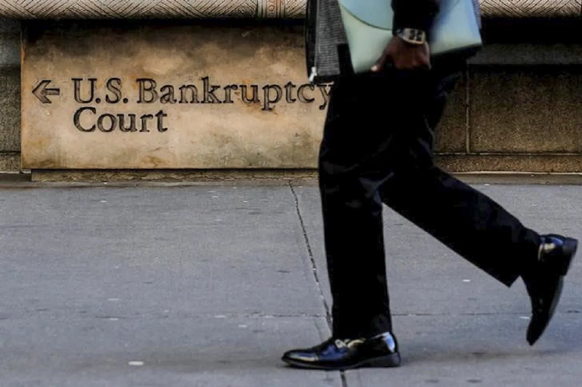 A person arrives at the U.S. Bankruptcy Court for the Southern District of New York in New York City on Jan. 9, 2020. (Brendan McDermid/Reuters)