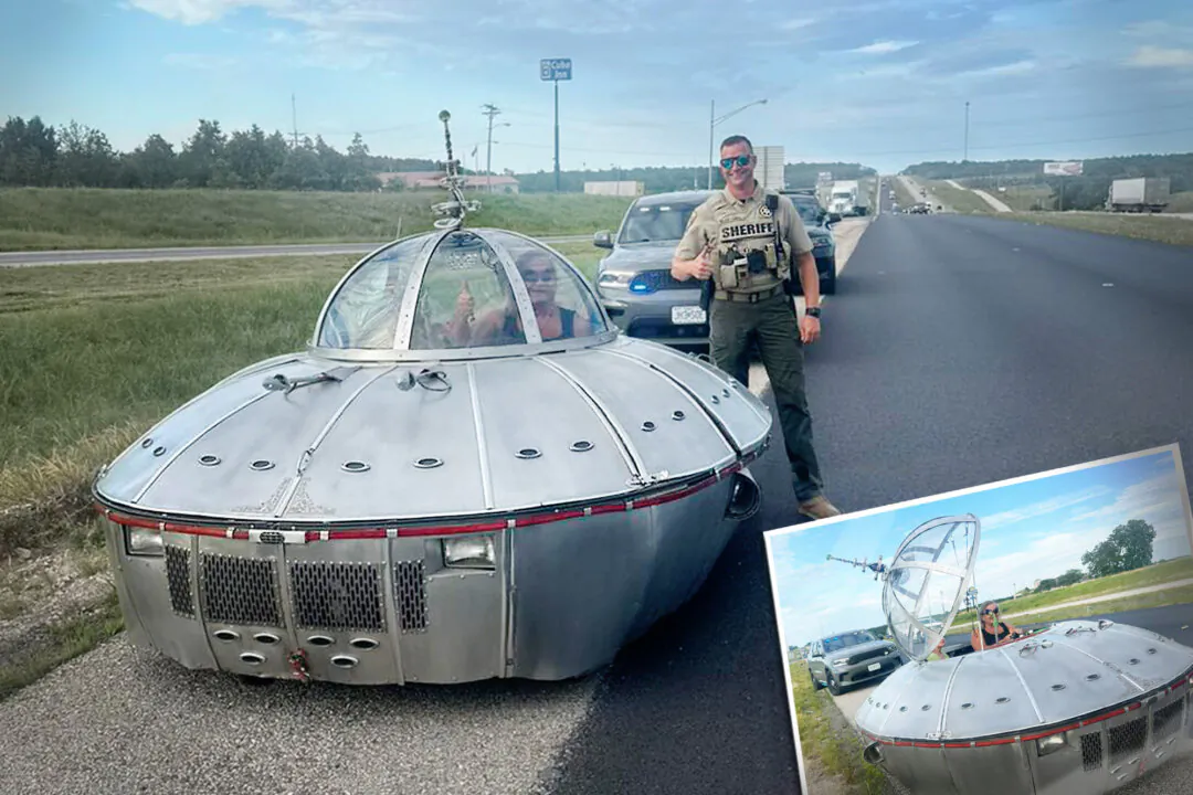 ‘We Come in Peace’: Sheriff’s Officer Pulls Over ‘UFO’ Moving Erratically Down Highway, Has Chat
