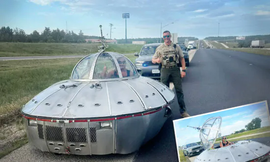 ‘We Come in Peace’: Sheriff’s Officer Pulls Over ‘UFO’ Moving Erratically Down Highway, Has Chat