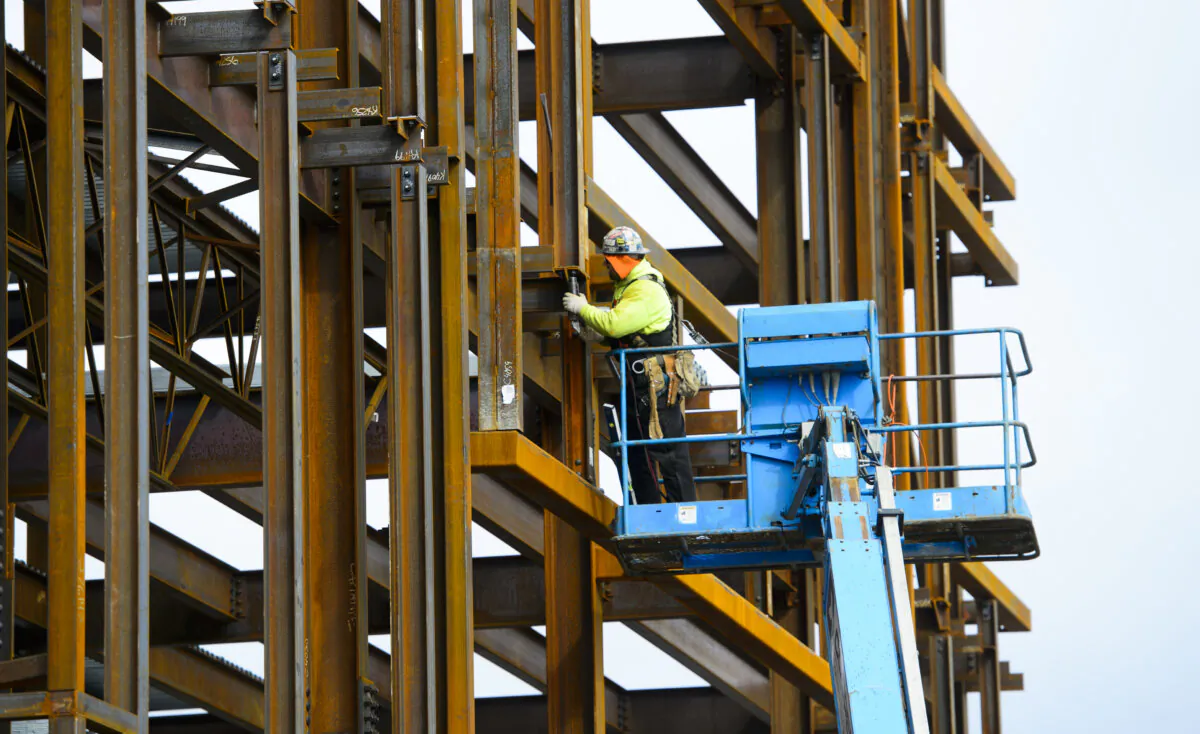 A steel worker builds a structure in Ottawa on March 5, 2018. (The Canadian Press/Sean Kilpatrick)