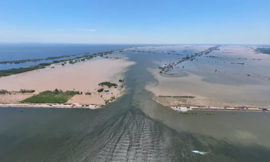 Lake Downstream of Three Gorges Dam Floods, Displaces More Than 5,700 Chinese