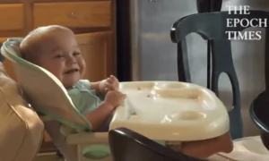 Baby Helps Dad Sing US National Anthem