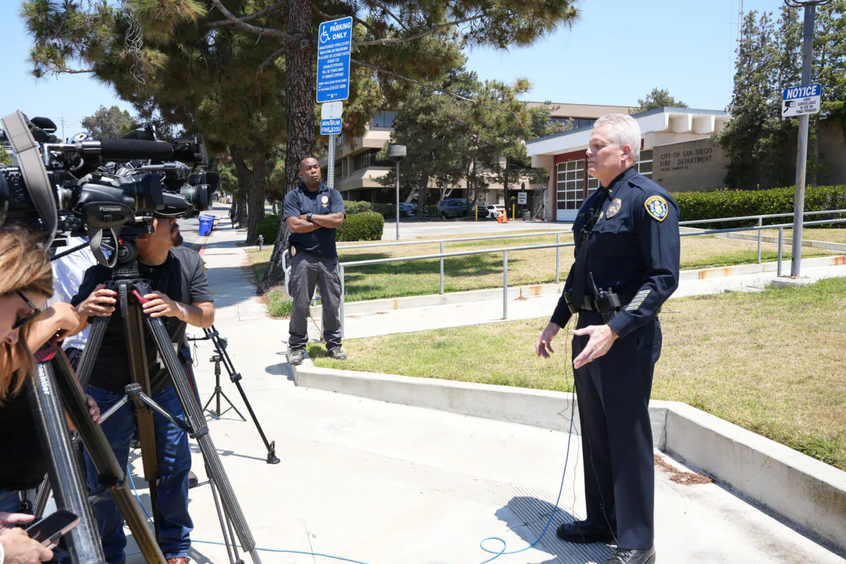 San Diego police Lt. Paul Phillips briefs reporters on the stabbing incident early July 8 at a La Jolla, Calif., hotel. (Jane Yang/The Epoch Times)