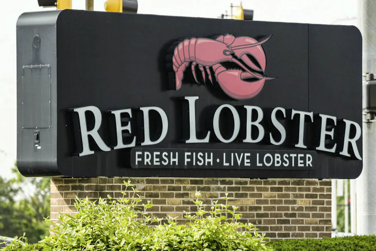 A Red Lobster restaurant is seen in Schaumburg, Ill., on May 20, 2024. (The Canadian Press /AP-Nam Y. Huh)