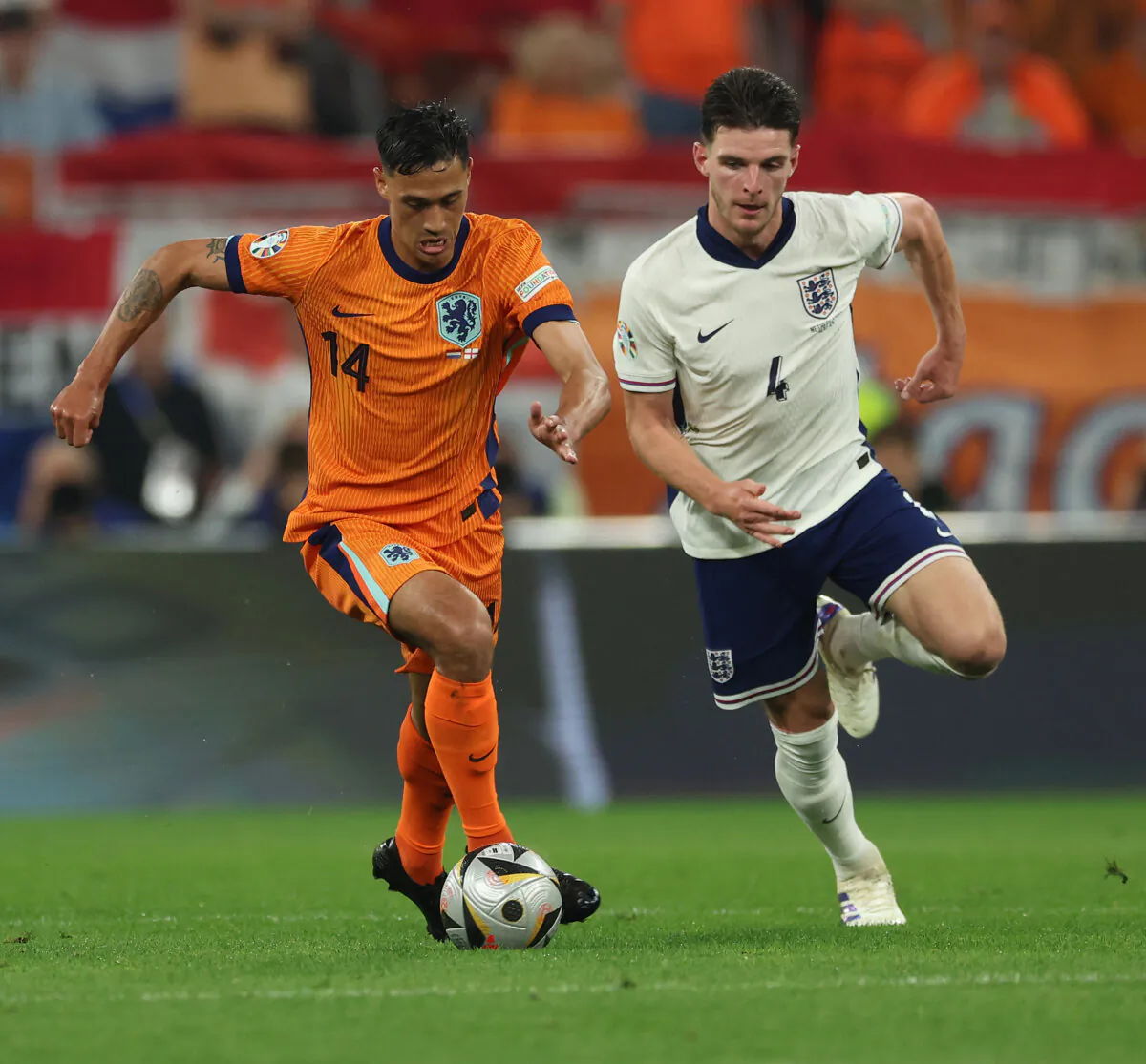Tijjani Reijnders  of Holland  and Declan Rice of England during the UEFA EURO 2024 semi-final match between Netherlands and England at Football Stadium Dortmund on July 10, 2024 in Dortmund, Germany. (Richard Pelham/Getty Images)