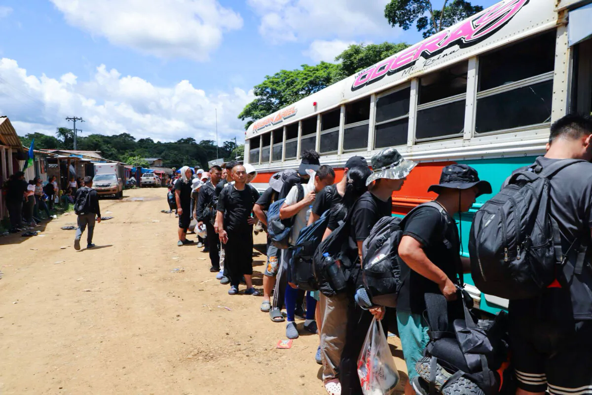 Chinese migrant board a bus at Canaán Membrillo in Panama in July 2024. (Oscar Ramirez/The Epoch Times)
