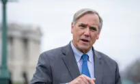 Senators Unveil Bipartisan Bill to Ban Lawmakers From Stock Trading
