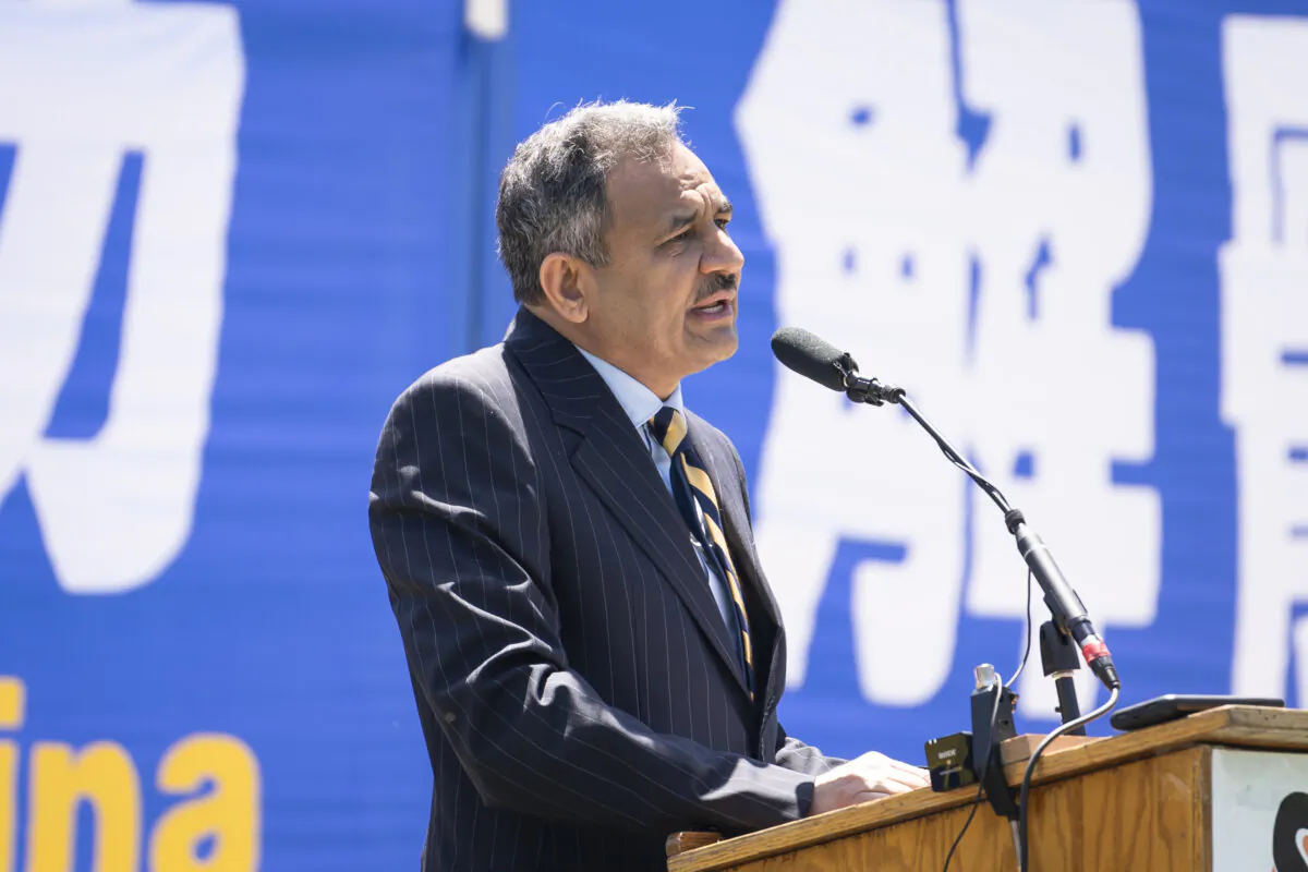 Asif Mahmood, commissioner of the U.S. Commission on International Religious Freedom, speaks during a rally calling for the end of the Chinese Communist Party’s 25 years of ongoing persecution of Falun Gong practitioners in China at the National Mall in Washington on July 11, 2024. (Madalina Vasiliu/The Epoch Times)