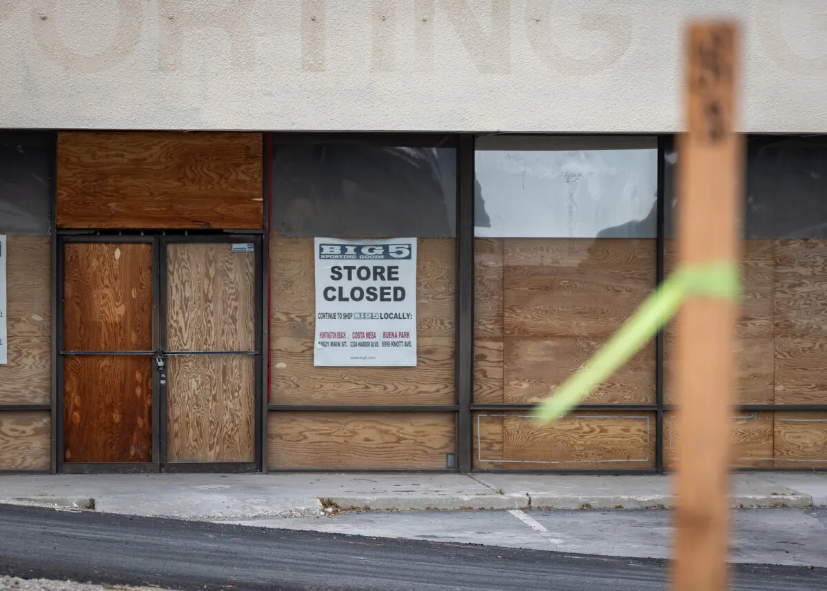 A retail store closure sits by the busy 405 Freeway in Westminster, Calif., on July 11, 2024. (John Fredricks/The Epoch Times)