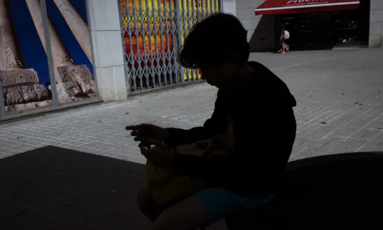 UK Parents Make ‘No Phone’ Pacts to Keep Children Off Smartphones