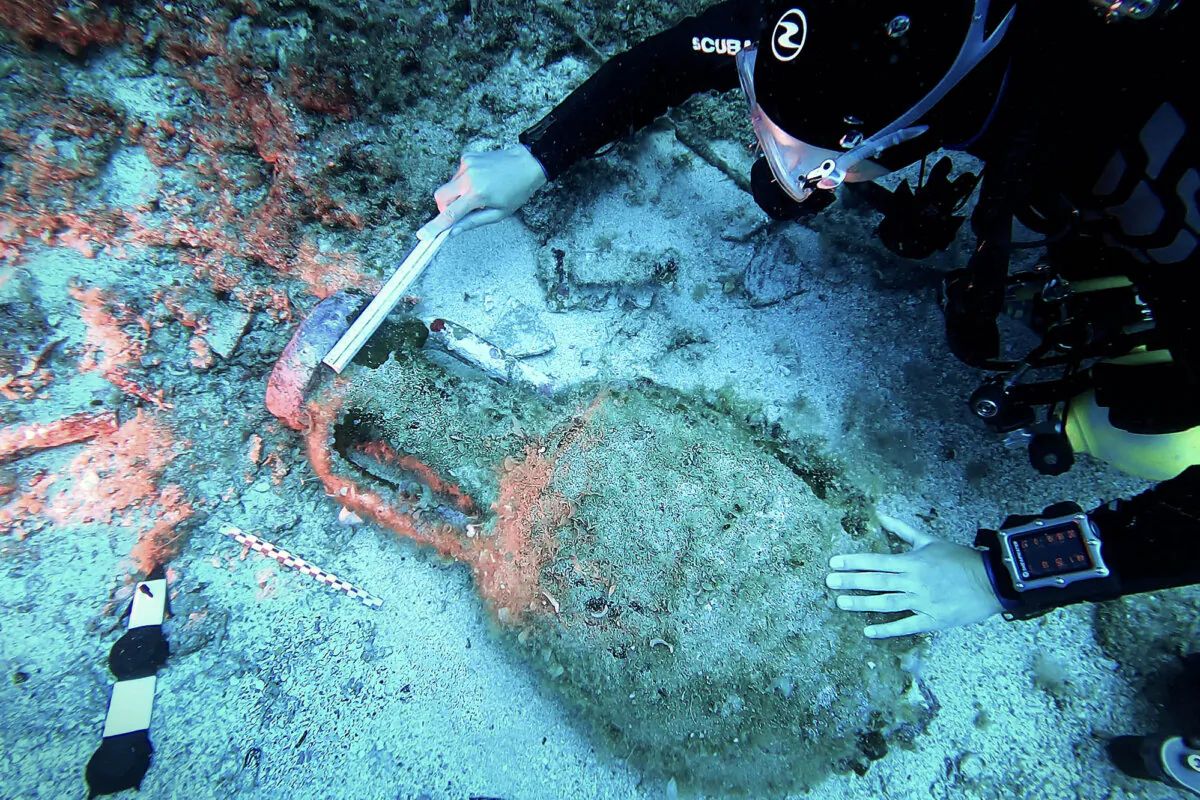 An international team of archeologists examine 2,000-year-old finds underwater, off the coast of Antikythera, Greece. (Courtesy of Swiss School of Archaeology in Greece)