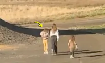Middle Daughter Tries to Run Away From Her House After An Argument—What Her Sisters Do Next Is Adorable