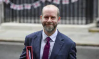 UK Business Secretary Strikes Cautious Tone on Tariffs for Chinese EVs
