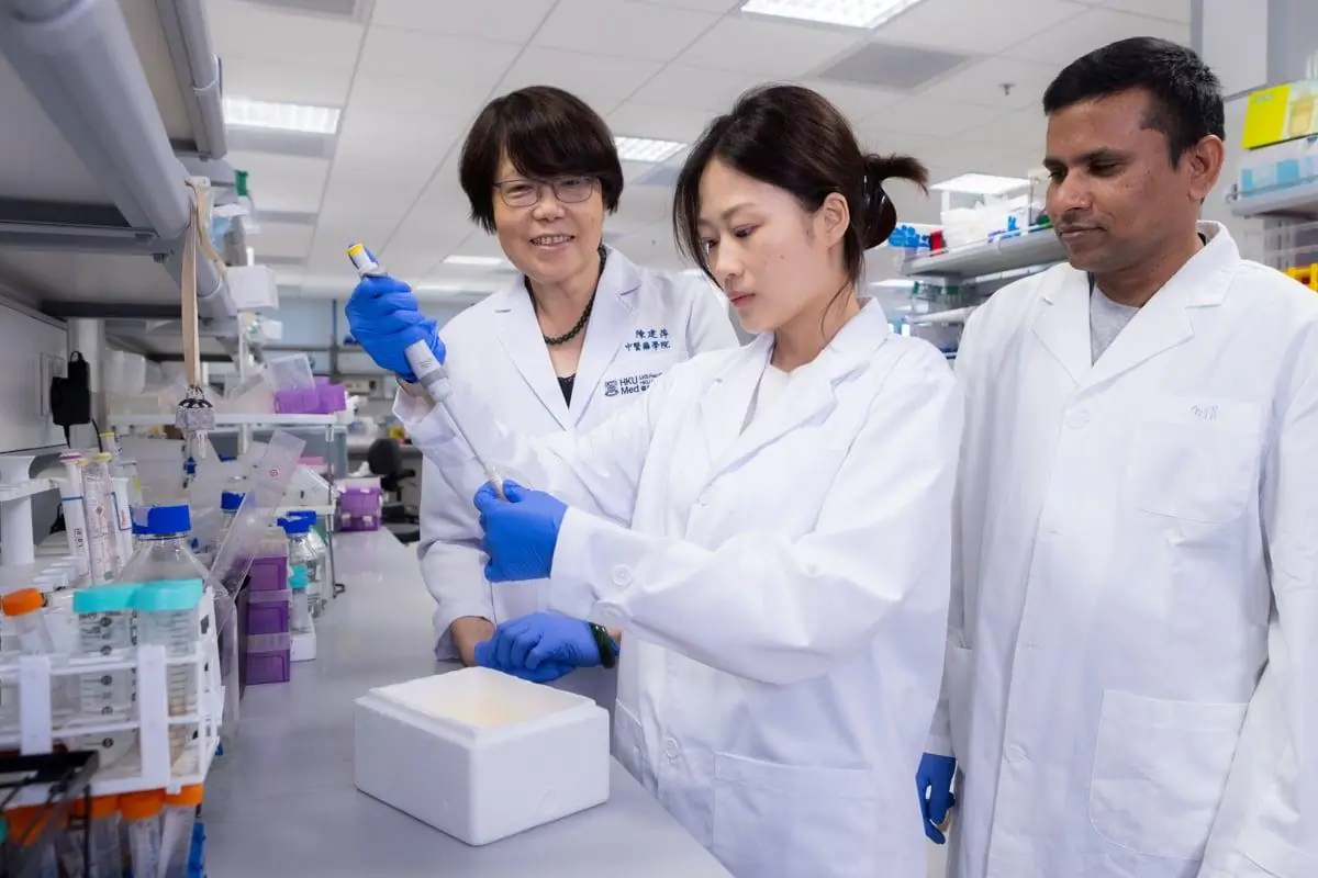 Research team of the School of Chinese Medicine, Faculty of Medicine, Hong Kong University (HKU): Dr. Chen Jianping, principal lecturer (L); team members Drs. Sui Yue (C) and Ganesan Kumar (R). (HKU website)