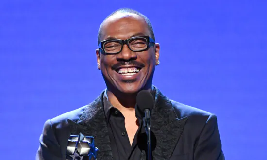 Eddie Murphy’s Avoidance of Drugs Amid Early Fame Shows Resilience, Experts Say