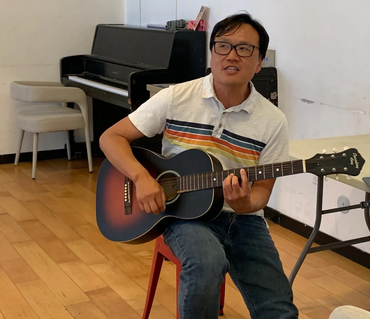 Kuang Lee rehearses for his show “Gags,” a musical comedy exploring his relationship with his father, in Berkeley, Calif., on June 28, 2024. (Helen Billings/The Epoch Times)