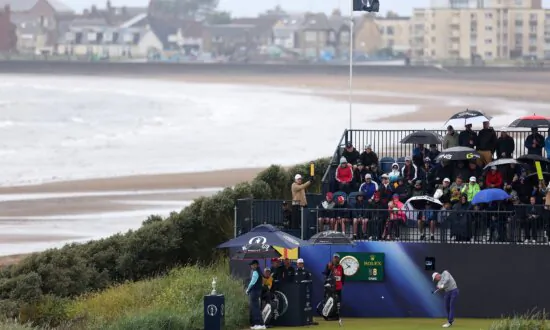 Justin Thomas Takes Early Lead at Open Championship