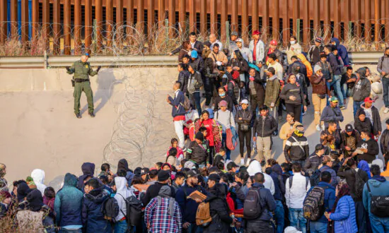 Historic Number of Illegal Immigrants Moving to the US | Business Matters (Sept. 4)