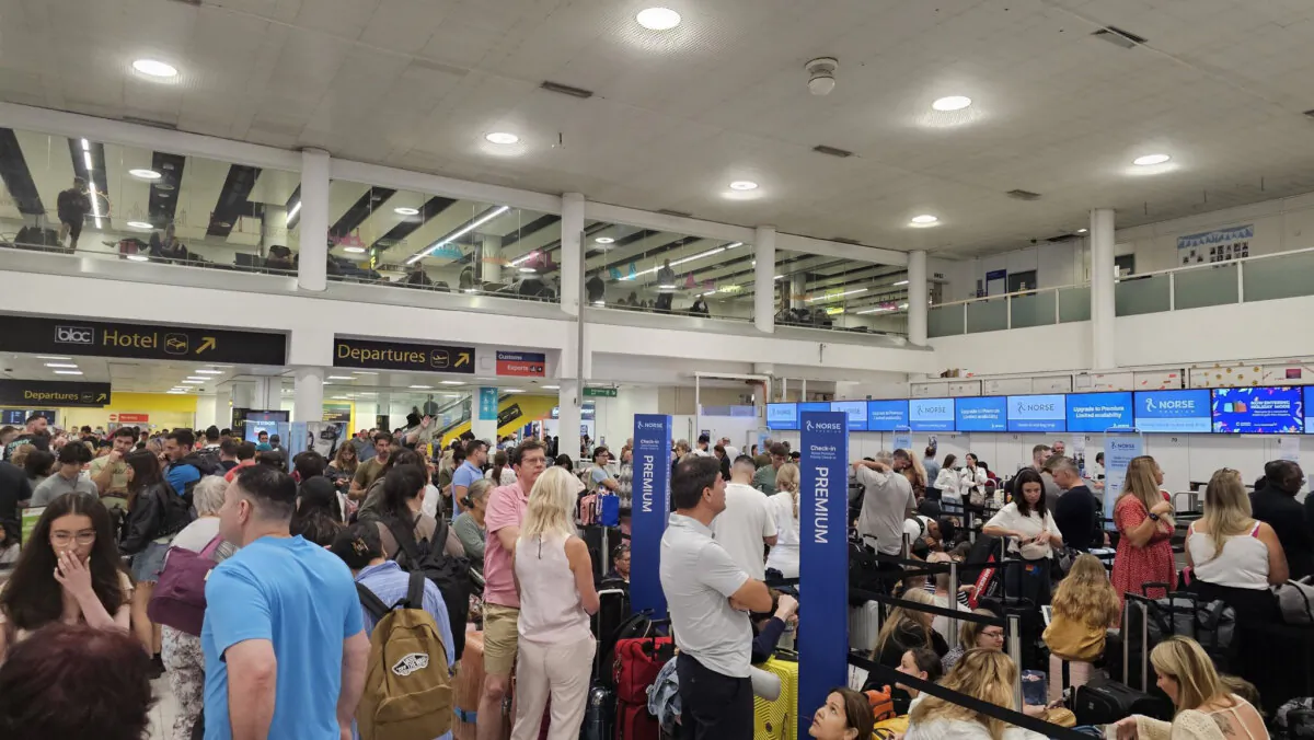 Passengers queuing at check-in desks at London Gatwick Airport, amid reports of widespread IT outages affecting airlines, broadcasters and banks on July 19, 2024. (@sellwithDean/PA)
