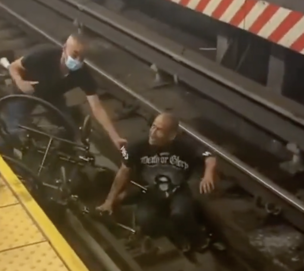 Man in a Wheelchair Falls Onto Subway Tracks in New York City | EpochTV