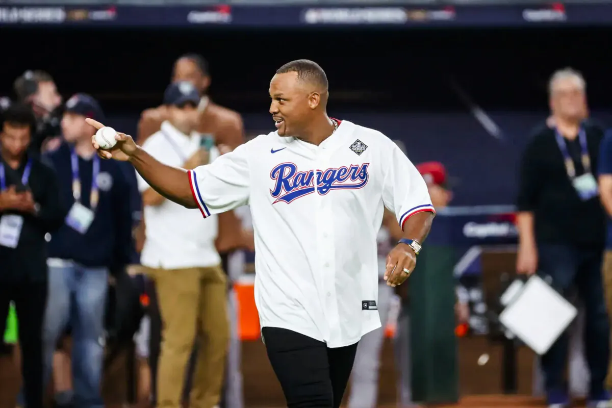 Former Texas Rangers player Adrian Beltre walks to the mound to throw out the ceremonial first pitch before the game between the Texas Rangers and the Arizona Diamondbacks in game two of the 2023 World Series at Globe Life Field in Arlington, Texas, on Oct. 28, 2023.（Kevin Jairaj-USA TODAY Sports via Field Level Media）